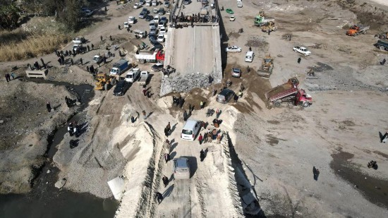 这是1月21日在叙利亚东部拉卡省航拍的在冲突中被炸毁的拉希德大桥。新华社发