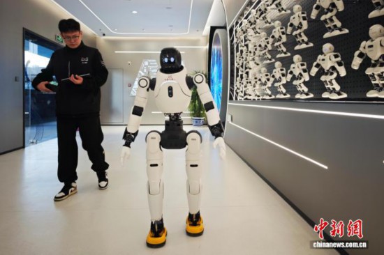 资料图为2025年12月4日，南京的智能机器人做展示。 中新社记者 泱波 摄