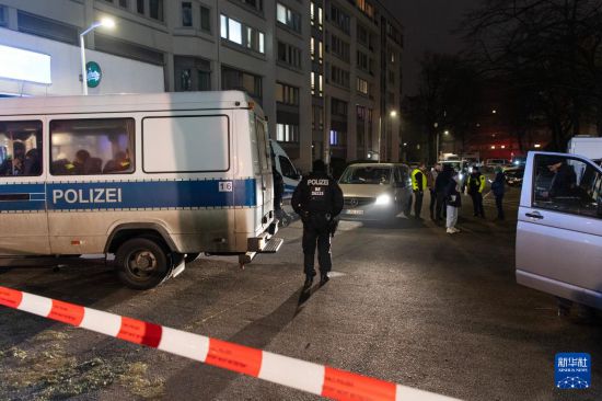 1月25日，警察封锁枪击事件现场附近街道。新华社记者 张豪夫 摄