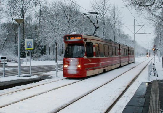 1月7日，在荷兰海牙，一辆电车在积雪轨道上行驶。新华社记者邵海军摄