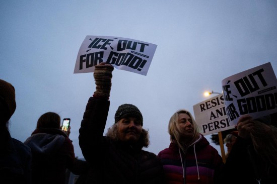 1月25日，在美国加利福尼亚州旧金山，人们为亚历克斯·普雷蒂举行烛光悼念活动。明尼苏达州最大城市明尼阿波利斯24日再次发生联邦执法人员开枪杀人事件，造成37岁白人男子亚历克斯·普雷蒂死亡。普雷蒂是该市退伍军人医院一名重症监护室护士。新华社发（朱子于摄）