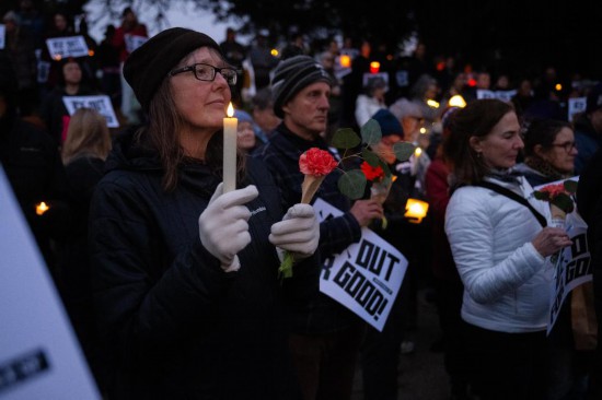 2026年1月25日,在美国加利福尼亚州旧金山,人们为亚历克斯·普雷蒂举行烛光悼念活动。新华社发(朱子于摄)