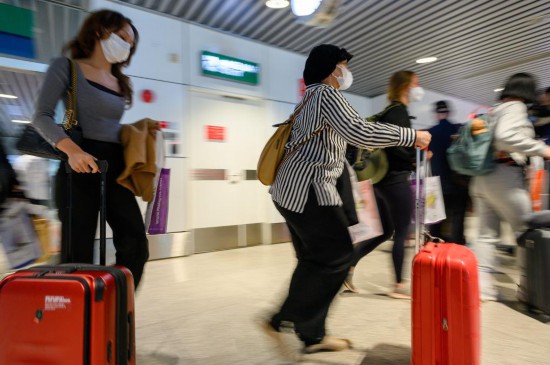 2022年4月1日，旅客抵达马来西亚吉隆坡国际机场。新华社发（张纹综摄）
