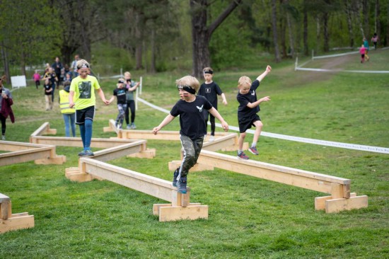 2019年5月11日，2019“维京铁人”挑战赛在瑞典首都斯德哥尔摩举行，近千名5至11岁的儿童参加了当天的比赛。这是参赛者在比赛中跨越障碍。新华社发（魏学超摄）