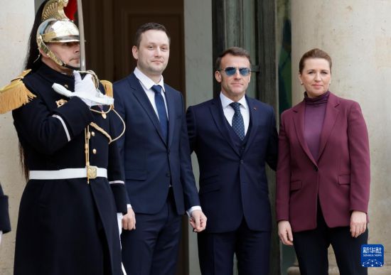 1月28日，法国总统马克龙（右二）在巴黎欢迎到访的丹麦首相弗雷泽里克森（右一）和格陵兰岛自治政府总理延斯-弗雷德里克·尼尔森（左二）。新华社发（亨利·施瓦茨摄）