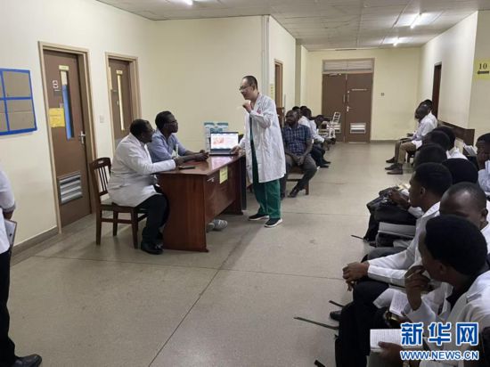 1月26日,中国援坦桑尼亚医疗队在当地医院举办中医专题讲座。(第27批中国援坦桑尼亚医疗队供图)