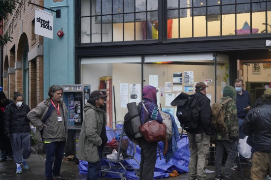 2025年11月5日清晨,在美国俄勒冈州波特兰的深秋寒意中,无家可归者排队等待从民间组织领取救助物品。新华社记者吴晓凌摄