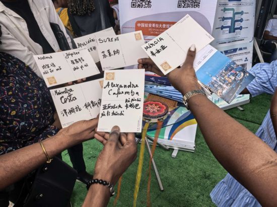 　图为安哥拉民众在罗安达湾参加中国春节庙会。（中国驻安哥拉大使馆供图）