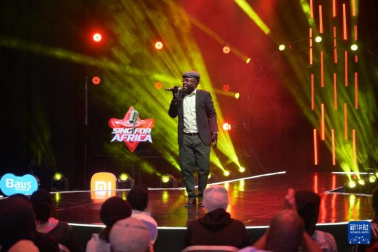 2025年12月29日，在肯尼亚内罗毕举行的音乐选秀节目《唱响非洲》决赛录制现场，肯尼亚歌手法努埃尔在演唱。新华社记者 杨光 摄