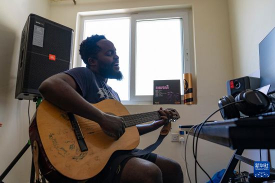 2026年1月16日，在肯尼亚卡贾多郡，法努埃尔在家中练歌。新华社记者 谢剑飞 摄