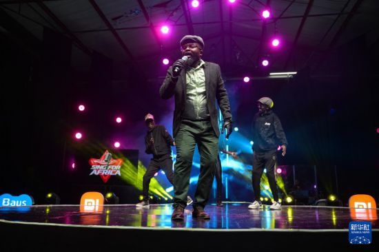 2025年12月29日，在肯尼亚内罗毕举行的音乐选秀节目《唱响非洲》决赛录制现场，肯尼亚歌手法努埃尔在演唱。新华社记者 杨光 摄