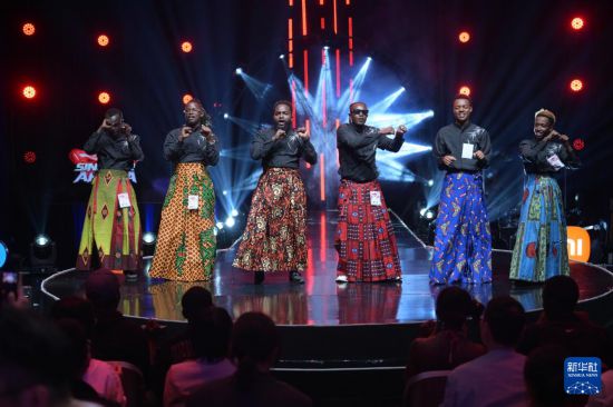 2025年12月29日，在肯尼亚内罗毕举行的音乐选秀节目《唱响非洲》决赛录制现场，进入决赛的前五名选手及组合身穿“马面裙”样式的演出服登台表演。新华社记者 杨光 摄