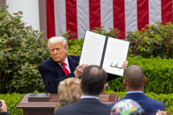 　　2025年4月2日，美国总统特朗普在华盛顿白宫展示签署后的关于所谓“对等关税”的行政令。新华社记者胡友松摄