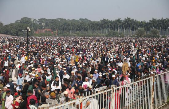 　　2025年12月31日，人们在孟加拉国首都达卡的国会大厦附近参加卡莉达·齐亚的葬礼。新华社发（哈比卜·拉赫曼摄）