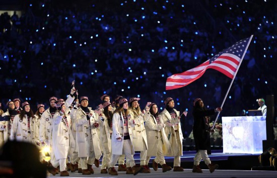 　　2月6日，美国体育代表团在开幕式上入场。当地时间2月6日，2026年米兰-科尔蒂纳冬奥会开幕式在意大利米兰圣西罗体育场举行。新华社记者李明摄