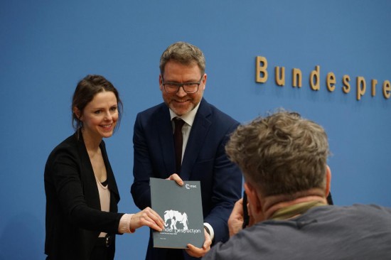 这是2月9日在德国柏林拍摄的《2026年慕尼黑安全报告》发布会现场。新华社记者李超摄