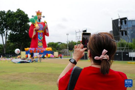 2月20日,在新加坡滨海湾花园,游客拍摄财神爷彩灯。新华社记者 刘颍 摄