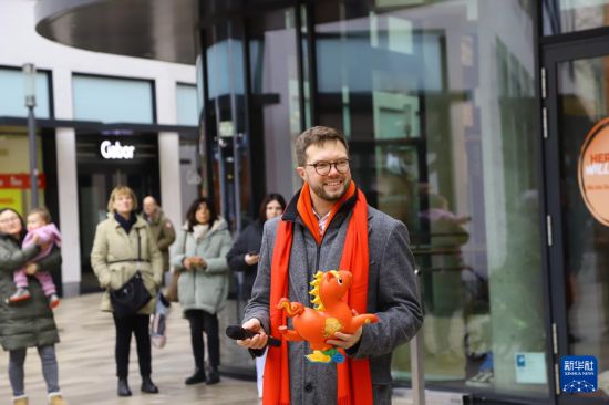 2月21日,在德国哈瑙市,哈瑙市副市长马克西米利安·比耶里在活动现场致辞。新华社记者 刘向 摄