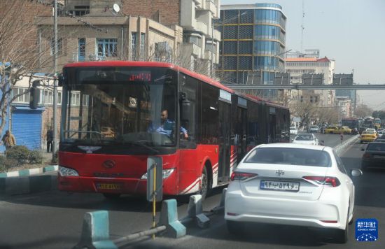 2月23日,车辆在伊朗首都德黑兰街头行驶。新华社记者 沙达提 摄