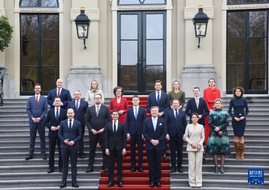 2月23日，在荷兰海牙，荷兰国王威廉－亚历山大（前排右二）、新首相罗布·耶滕（前排左二）和新内阁成员合影。新华社记者 邵海军 摄
