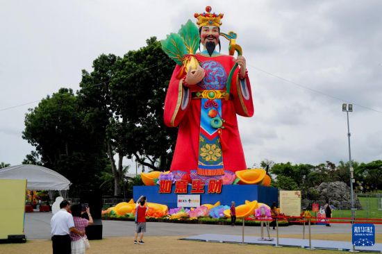 2月20日,在新加坡滨海湾花园,游客拍摄财神爷彩灯。新华社记者 刘颍 摄