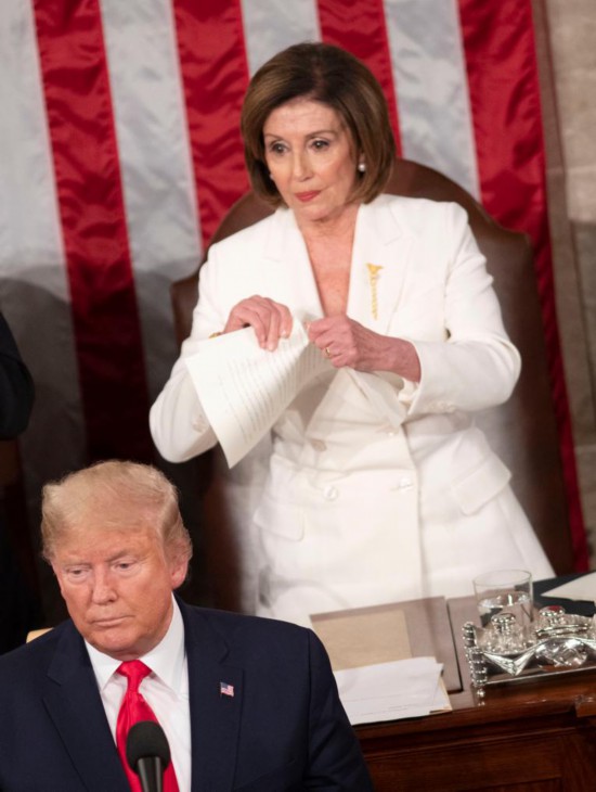 2020年2月4日，在美国首都华盛顿，特朗普（前）在国会发表国情咨文演讲后，佩洛西将讲稿副本撕毁。新华社记者刘杰摄