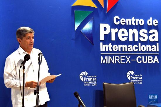 2月26日,在古巴首都哈瓦那,古巴外交部副部长德科西奥在记者会上通报有关情况。新华社发(华金·埃尔南德斯摄)