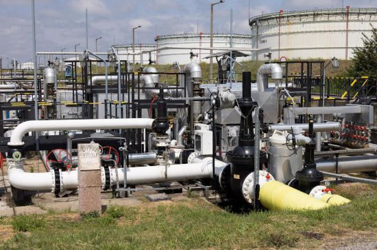 这是2022年5月24日在匈牙利萨兹豪隆包陶多瑙河炼油厂拍摄的连接匈牙利和俄罗斯的“友谊”输油管道入口点。新华社发(弗尔季·奥蒂洛摄)