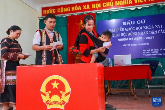 　　3月15日，选民在越南河内参加投票。新华社/越通社