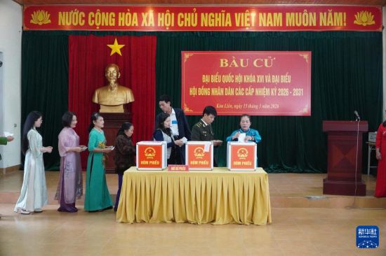 　　3月15日，选民在越南义安省参加投票。新华社/越通社