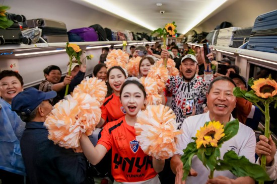 　　2月4日，2026年“一路欢歌一路情”中老铁路春节文化主题活动在飞驰的列车上成功举办。新华社发