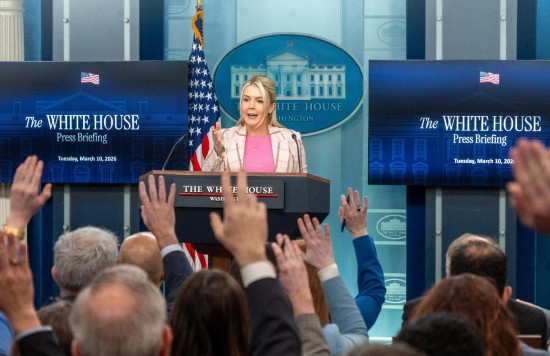3月10日，在美国首都华盛顿，白宫新闻秘书莱维特出席记者会。莱维特在记者会上说，美国海军目前没有护送任何油轮或其他船只通过霍尔木兹海峡。新华社发（李源清摄）