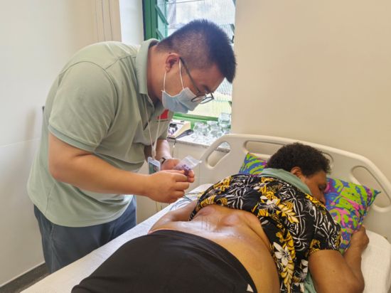 3月13日，第15批援巴布亚新几内亚中国医疗队的中医师谭彪在恩加省医院为患者施针。（医疗队供图）