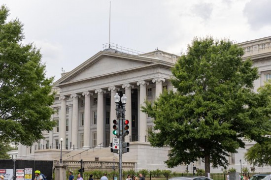 这是2024年7月29日在美国首都华盛顿拍摄的美国财政部大楼。新华社记者胡友松摄