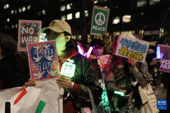 3月19日晚，人们在日本东京国会议员会馆前参加抗议集会。新华社记者 陈泽安 摄