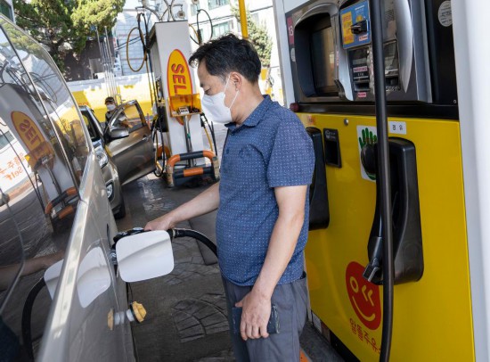 　　2022年5月27日，市民在韩国首尔一家自助式加油站加油。新华社发（李相浩摄）