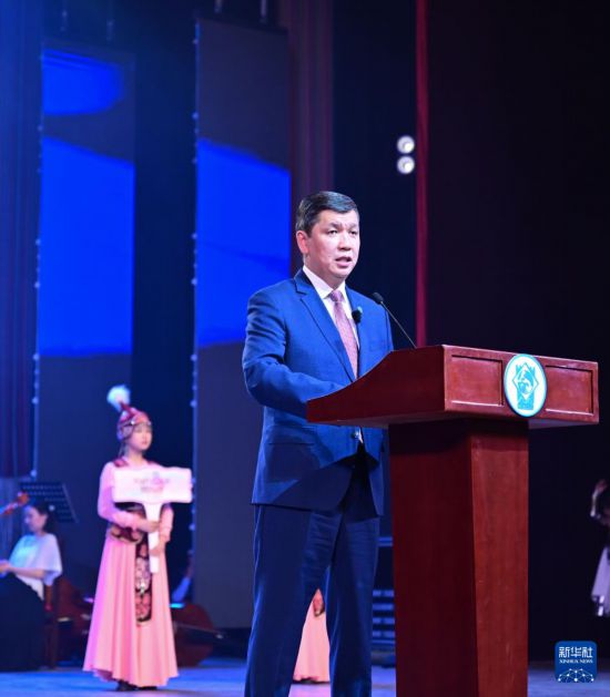 3月24日，在吉尔吉斯斯坦首都比什凯克，比什凯克市市长朱努沙利耶夫在开幕式上致辞。新华社记者 李任滋 摄