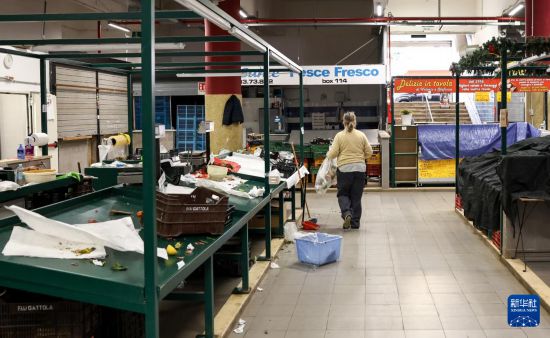 　　3月24日，意大利首都罗马一处市场暂时歇业。新华社记者 王楷焱 摄