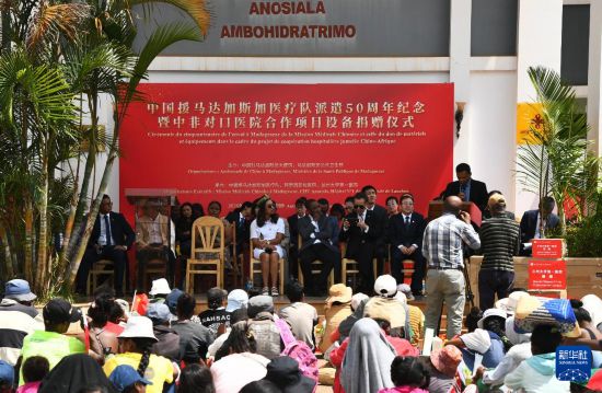 3月24日，中国援马达加斯加医疗物资捐赠仪式在马达加斯加首都塔那那利佛举行。新华社发（西塔卡·拉乔纳里松摄）