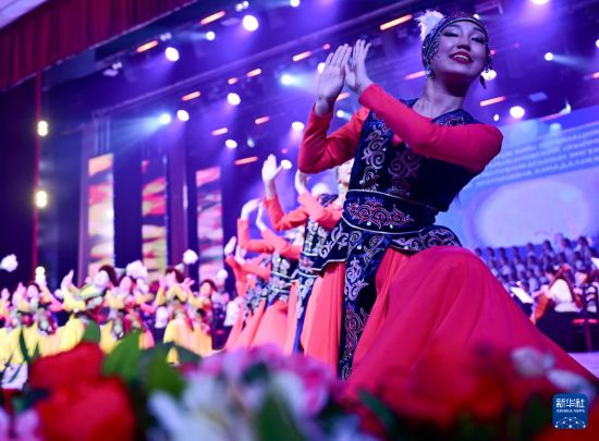 3月24日，在吉尔吉斯斯坦首都比什凯克，演员在开幕式上表演舞蹈。新华社记者 李任滋 摄