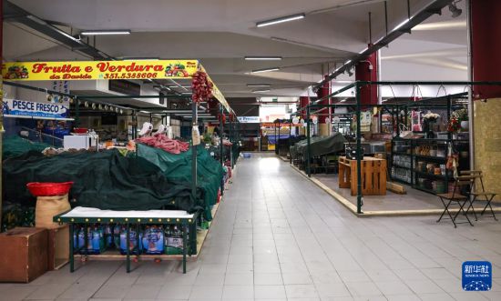 　　3月24日，意大利首都罗马一处市场暂时歇业。新华社记者 王楷焱 摄