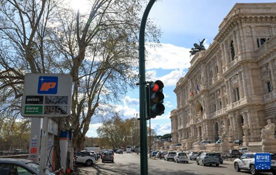 　　这是3月18日拍摄的意大利首都罗马一处加油站的油价牌。新华社记者 王楷焱 摄