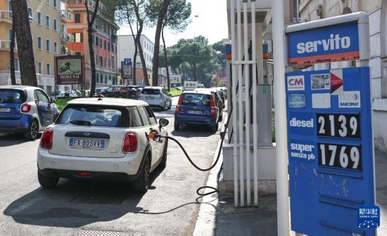 3月24日，市民在意大利首都罗马一处加油站加油。新华社记者 王楷焱 摄