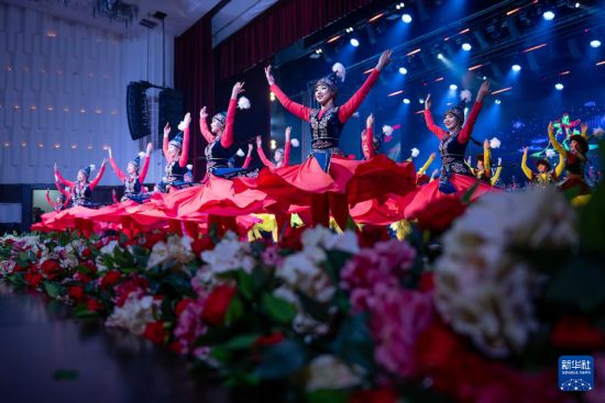 3月24日，在吉尔吉斯斯坦首都比什凯克，演员在开幕式上表演舞蹈。新华社记者 李任滋 摄