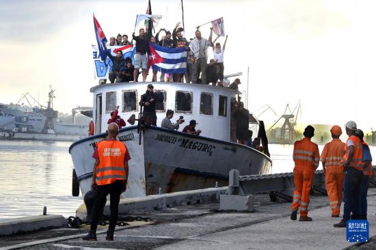 　3月24日，国际援助船“格拉玛2.0”号抵达古巴首都哈瓦那。新华社发（华金·埃尔南德斯摄）