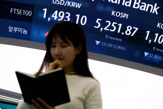 这是3月9日在韩国首尔一家银行拍摄的股指显示屏。新华社发（全休相摄）