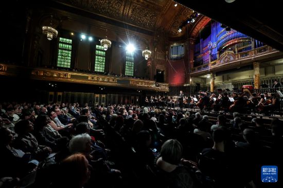 这是3月25日在匈牙利布达佩斯李斯特音乐学院拍摄的中匈友好交流音乐会现场。新华社发（鲍洛格·达维德摄）