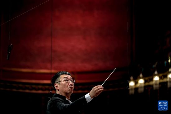 3月25日，在匈牙利布达佩斯，中国音乐学院院长李心草在中匈友好交流音乐上指挥。新华社发（鲍洛格·达维德摄）