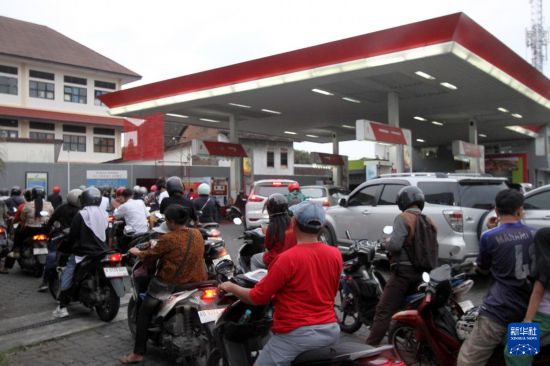 　　3月31日，人们在印度尼西亚梭罗一处加油站排队加油。新华社发（布拉姆摄）