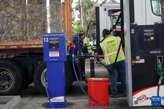 3月31日，在美国加利福尼亚州蒙罗维亚市的一座加油站，司机为卡车加油。新华社发（曾慧摄）